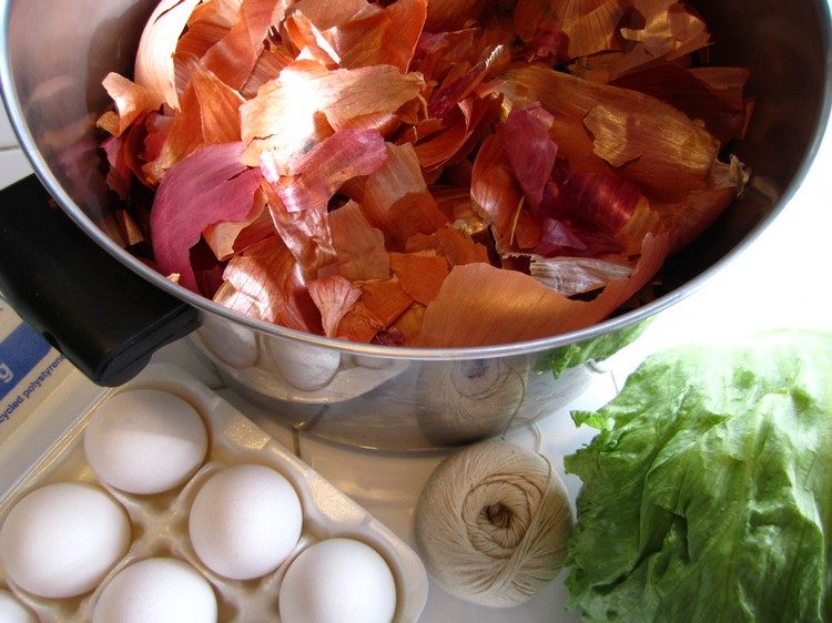 Ostereier färben natuerlich-zwiebelschalen-zusammen-kochen