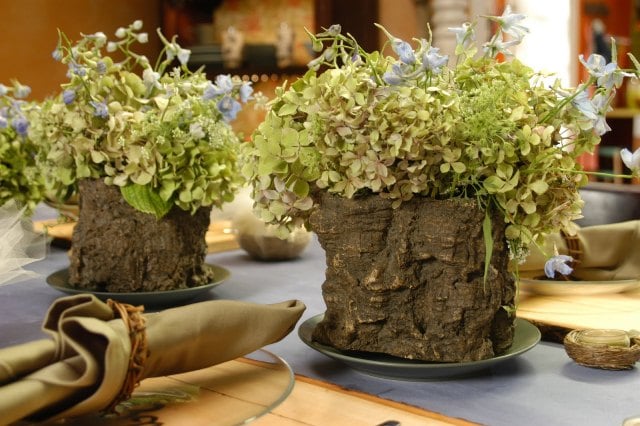 rustikale deko ostern tisch baumrinde hortensien vase