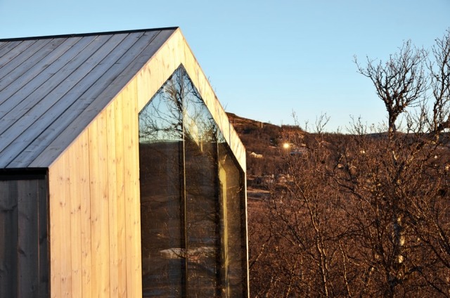 satteldach modernes holzhaus-glasfassade-norwegen