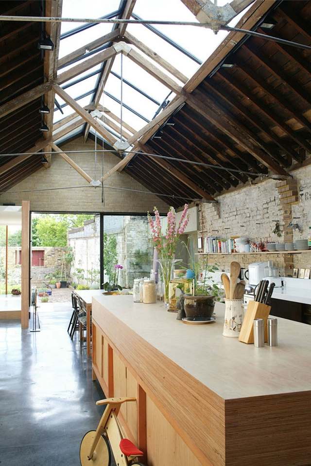 satteldachhaus in london sichtbare dachsparren glas küche
