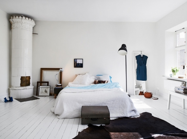 schlafzimmer design antike-säule wohnung weiß-puristisch