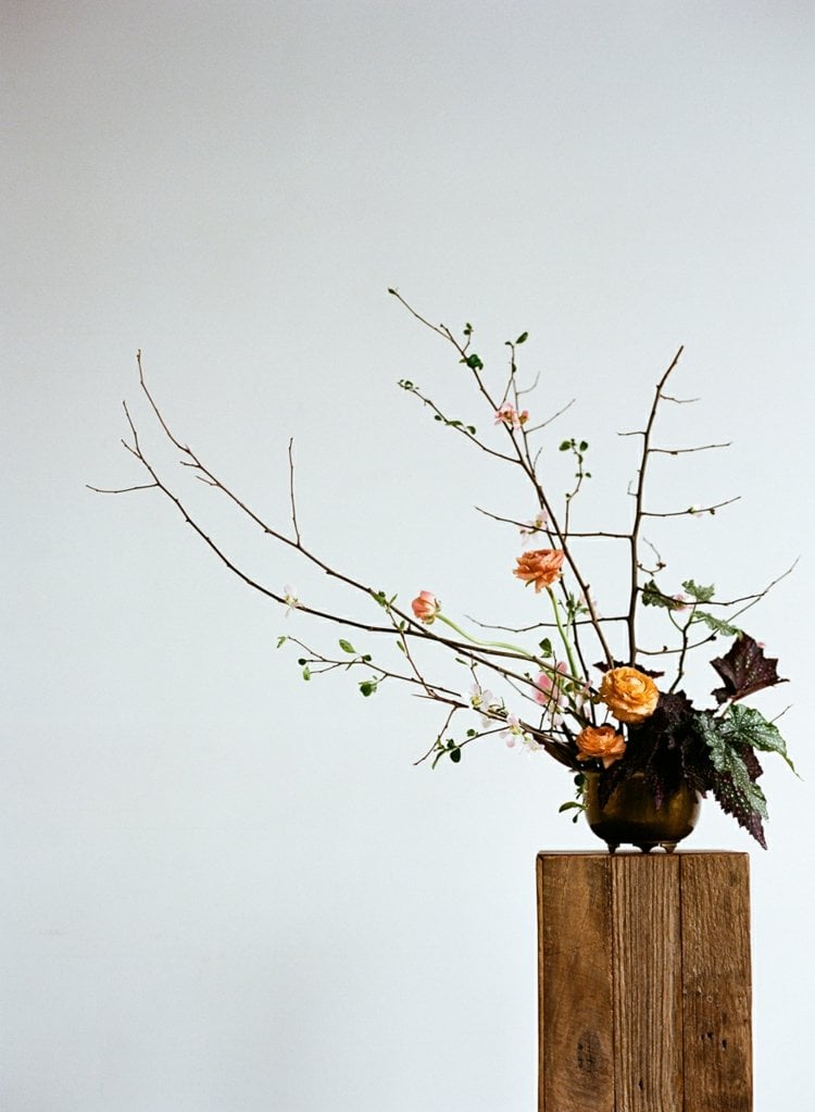 schoene-Ikebana-getrocknete-rosen-zweige-blaetter-idee