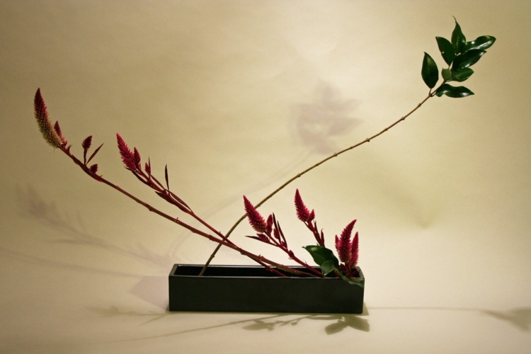 schöne Ikebana purpur-zweige-graeser-bonsai-schale
