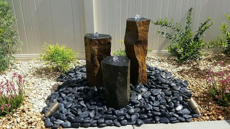 schwarze Steine Garten gestalten mit Gartenbrunnen im Wüstengarten