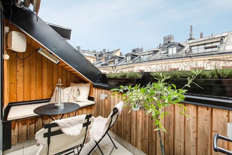 Sichtschutz für Balkon dachwohnung-schwarze-metall-blumenkasten
