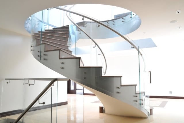 spindeltreppe glasgeländer-modern innenarchitektur