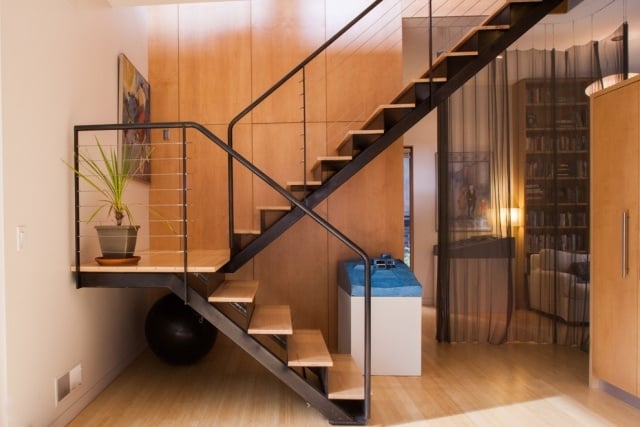 stahltreppen treppenhaus modern-design geländer-stufen aus holz