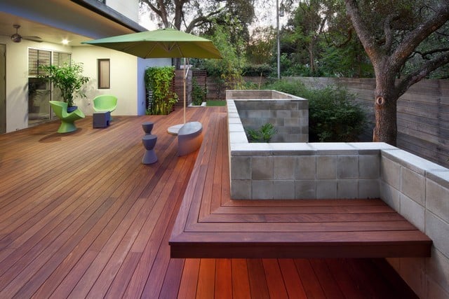 Terrasse anlegen Ideen Sitzbank modern gemütlich Beton Paravent