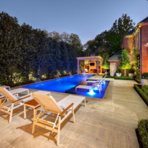 terrassen sichtschutz mit pflanzen pool hecke hoch beleuchtung chaiselonge steinfliesen