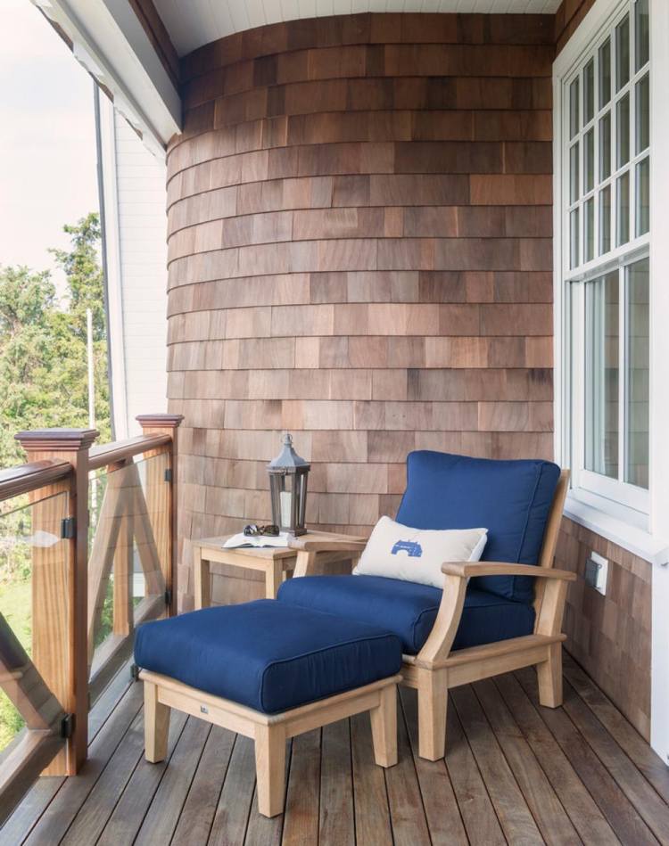 tisch-balkon-outdoor-holz-liegestuhl-holzdielen-glasgelaender