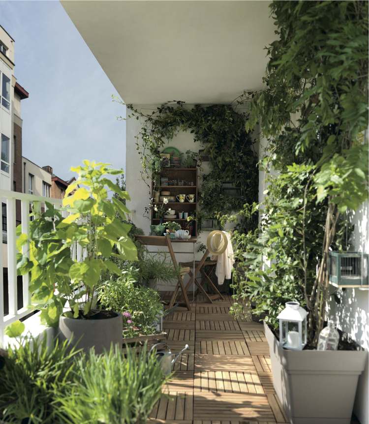 tisch-balkon-outdoor-holzfliesen-pflanzen-holz-klappstuhl-klapptisch