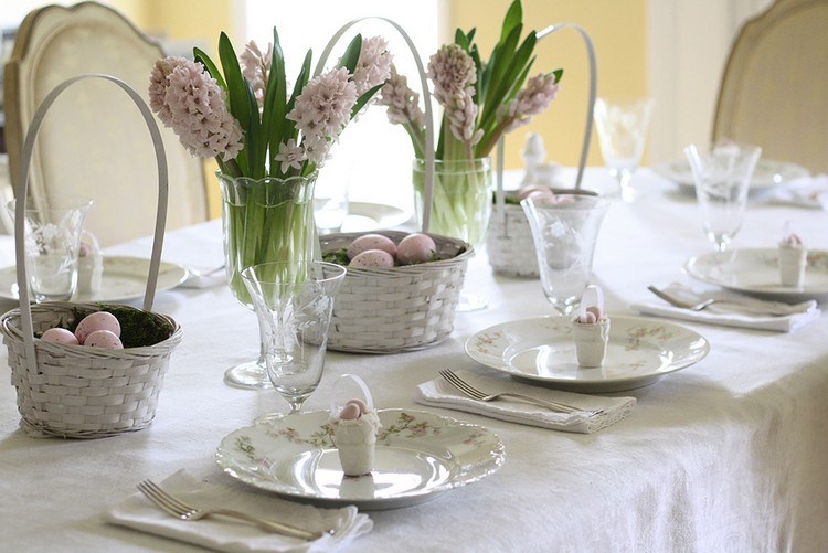 Tischdeko zu Ostern weiss-pastellrosa-hyazinthen-koerbchen-weiss