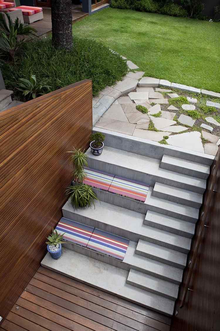Treppen im Garten beton-sitzplatz-bodenkissen-pflanzen