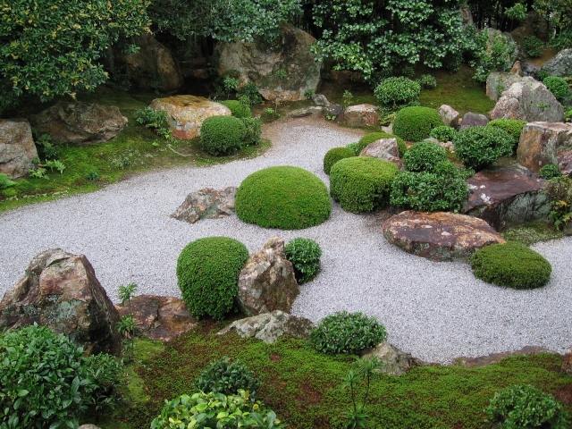 trockengarten japangarten gestalten glatte runde flusssteine-schafe kantige felsen