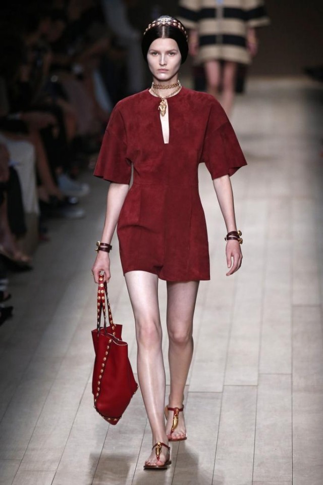 valentino Mode show rotes Kleid Damen Schmuck-Trends