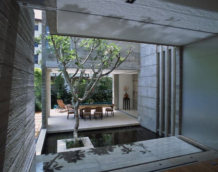 Wasserspiele im Garten -innengarten-beton-modern-minimalistisch-baum-teich