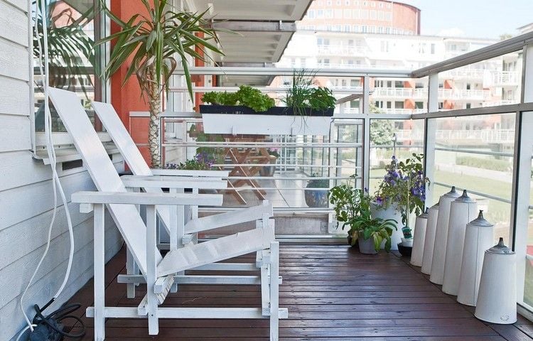 Windschutz für den Balkon glas-gelaender-weisse-holz-relaxsessel