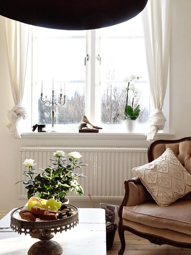 wohnzimmer möbel-polstersofa-deko fenster-brett vase kerzenständer