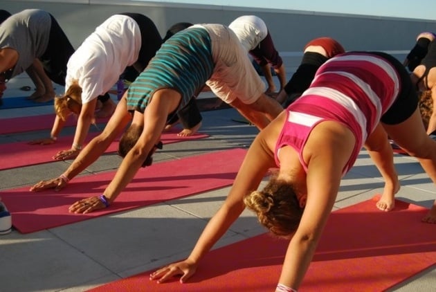 yoga machen anfänger amüsant entspannend draußen trainieren