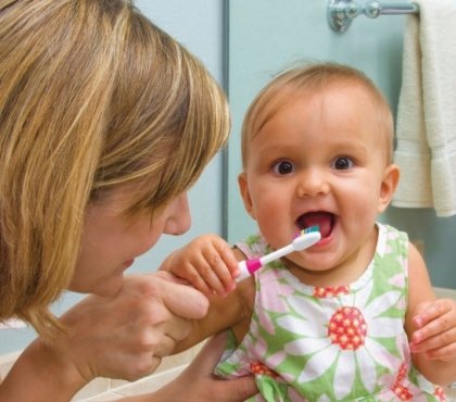 zähne-putzen-mutter-baby-wichtigkeit-richtige-pflege-risiko-niedriger