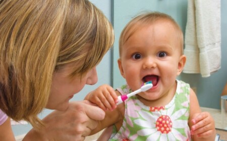zähne-putzen-mutter-baby-wichtigkeit-richtige-pflege-risiko-niedriger