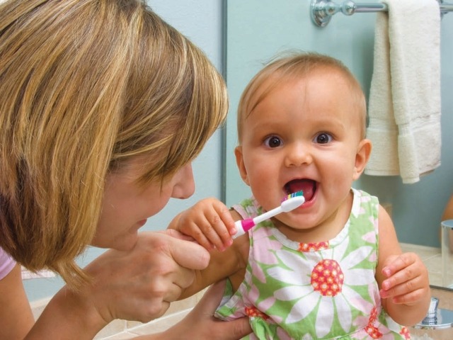 zähne putzen mutter baby wichtigkeit risiko niedriger