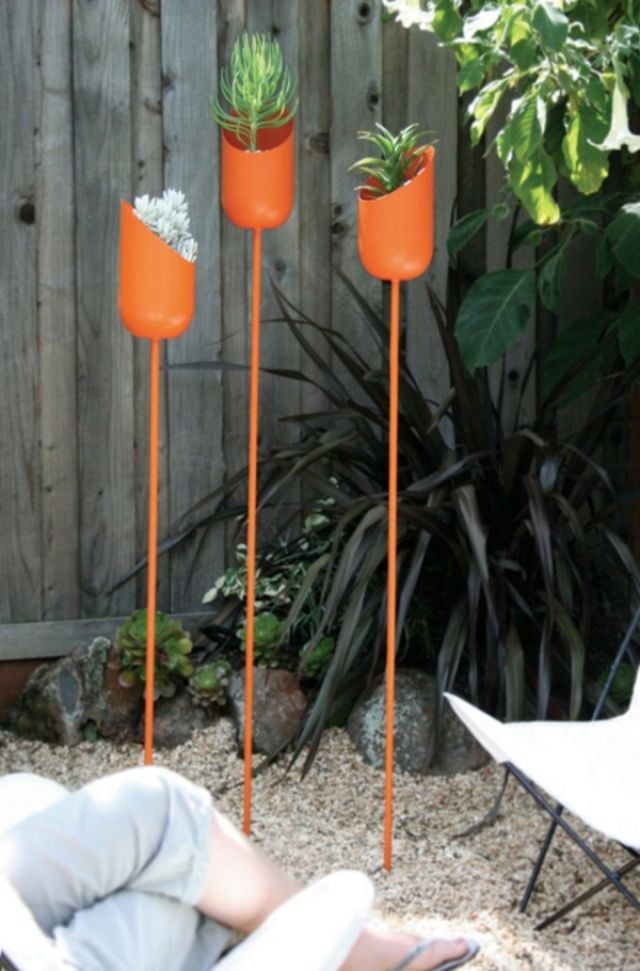 Aluminium Pflanzgefäße auf hohen Ständern orange garten-accessoires