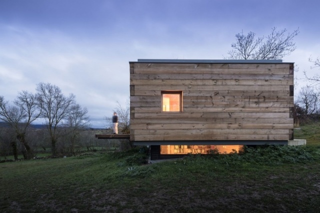 B-House aus Holz flachdach Verkleidung-Deck am hang errichtet