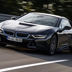 BMW-i8-2014-vorn-autobahn-geschwindigkeit