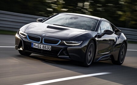 BMW-i8-2014-vorn-autobahn-geschwindigkeit