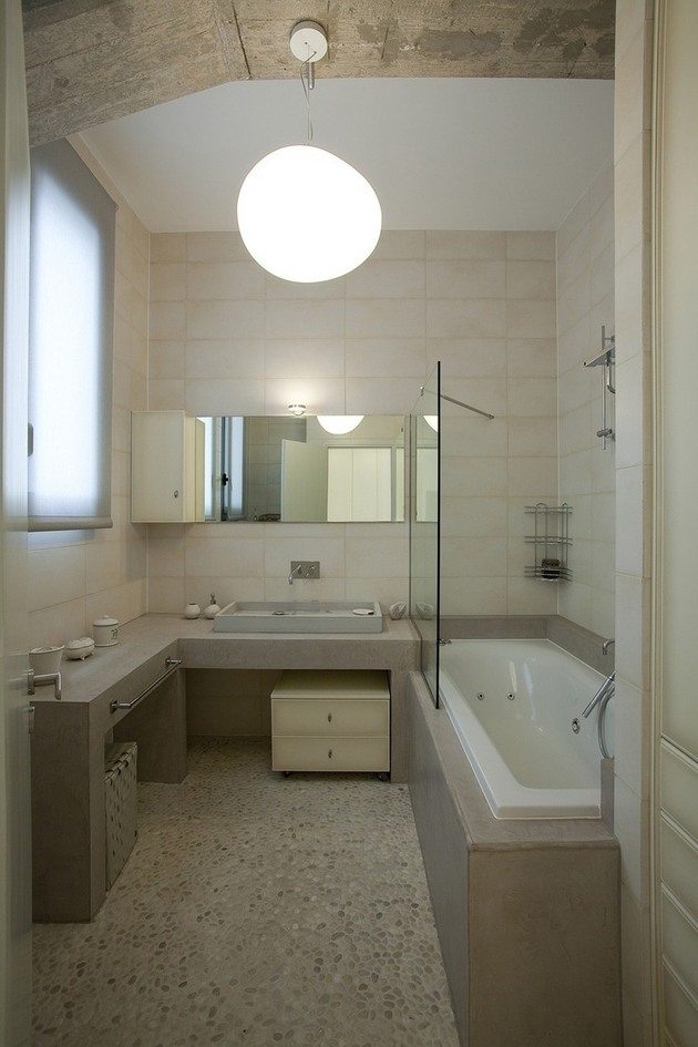 Steine weiße Wände Badewanne eingebaut Waschbecken