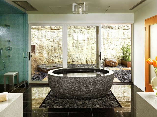freistehende Badewanne modern stilvoll Flusssteine Deko