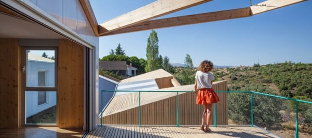 Balkon Metall Geländer moderner Neubau Fenster Sonnenschutz