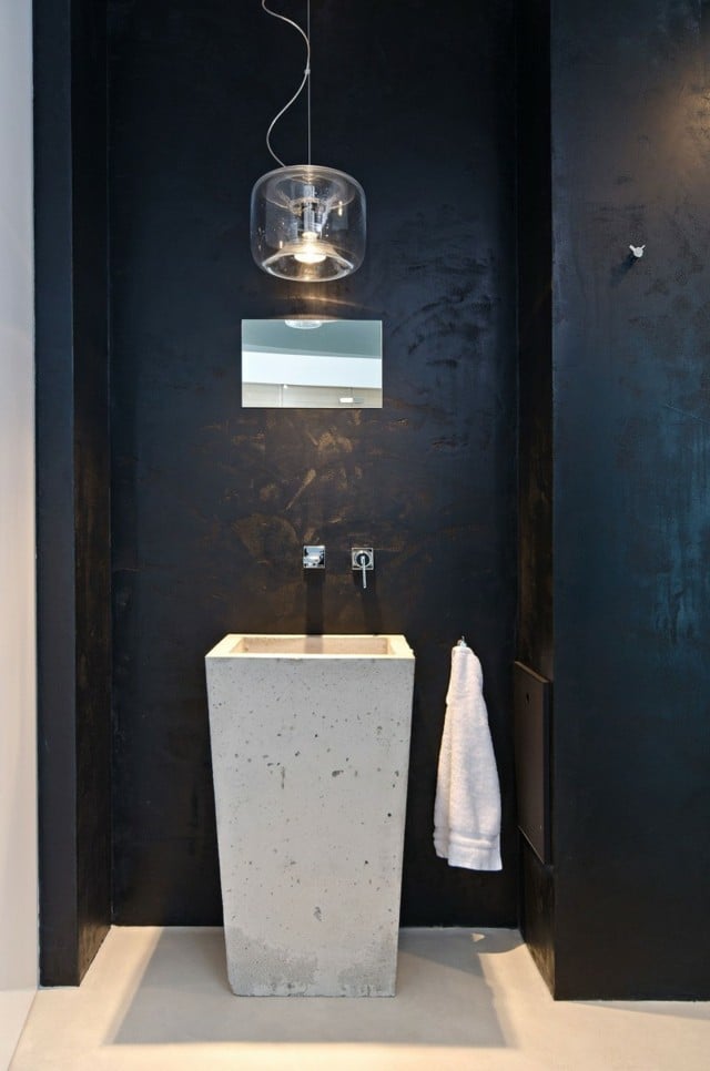 Waschbecken Pendelleuchte Tuch Spiegel Wand schwarze Farbe