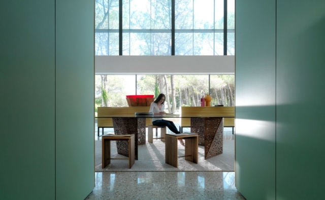 Möbel Design Tisch Glasplatte Holzschnitzerei grüne Wände