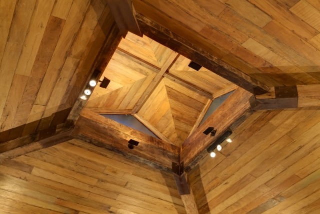 Casa Fazenda doppelhohe Decke aus Holz-Lichtbänder Deckenleuchten