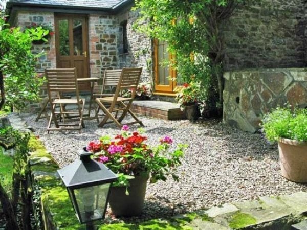 Cottage Garten Terrasse möblierten Esstisch Kiesboden