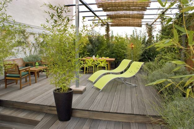 Dachterrasse Windschutz Liegesessel grüne Farbe Pflanzkübel Bambus