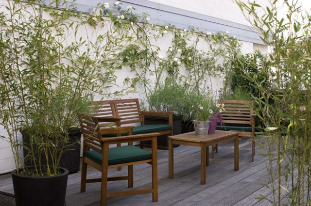 Dachterrasse gestalten Ideen Bambus Pflanzkübel Sitzgruppe Holz