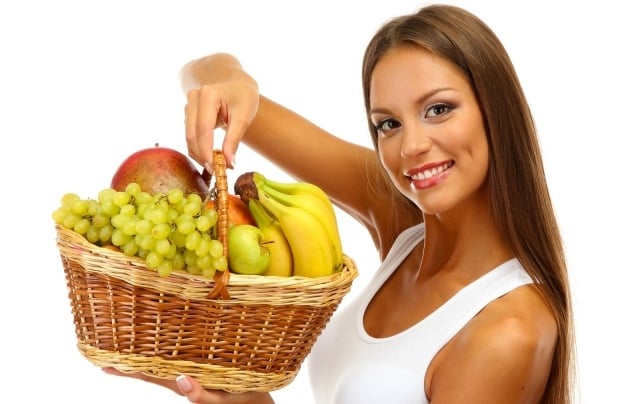 frau korb trauben bananen äpfel obst gesund essen