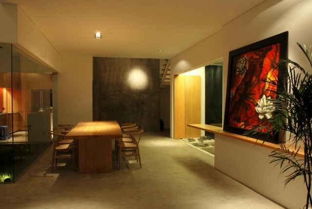 beleuchten Holztisch Betonboden moderne Kunst Gemälde