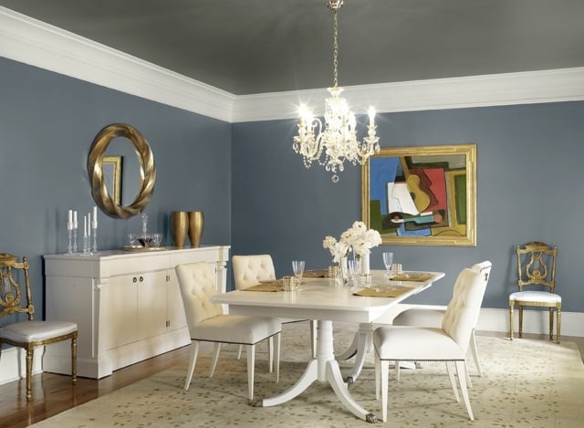 kalte Farben grau Pastellblau weiße Möbel Esstisch Stühle