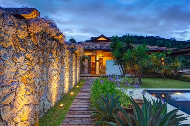 Exotisches Haus mit Pool Gartenmauer-bauen aus Natustein Casa Fazenda