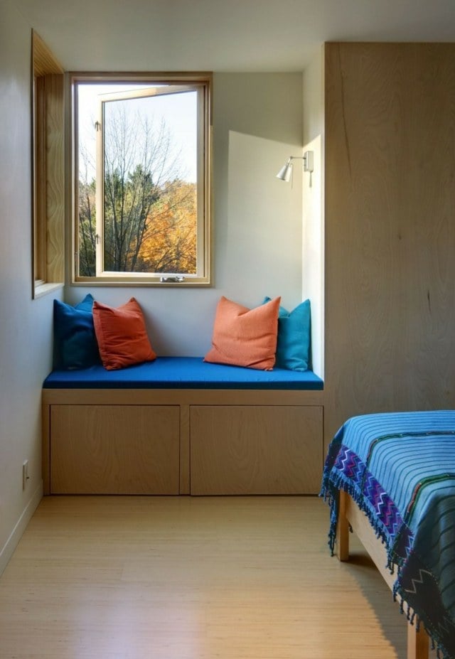 Sitzbank Fenster modern blaue Sitzkissen komfortabel Doppelbett