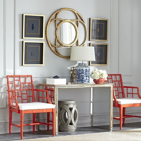 Flurmöbel rote Stühle Wandspiegel rund Bilder Wandgestaltung
