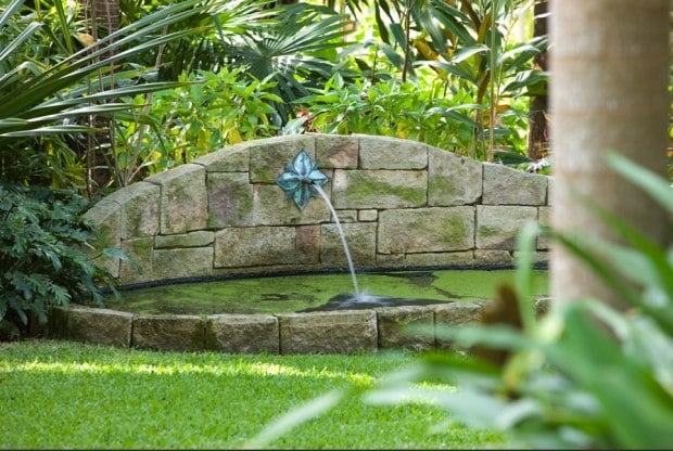 klassische Gartenkunst anlage mit Wasser-brunnenauslauf wasserhahn