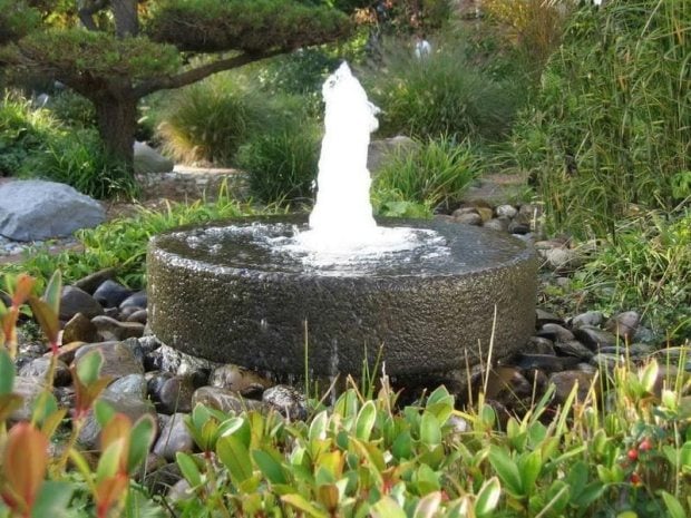Garten Gestaltung-mit Wasser-Springbrunnen Quellstein naturstein flach