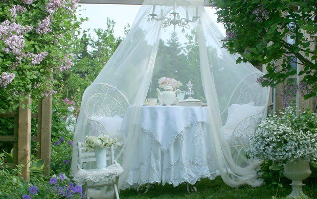 Gestaltung romantisches Gartenzelt Picknick zu zweit