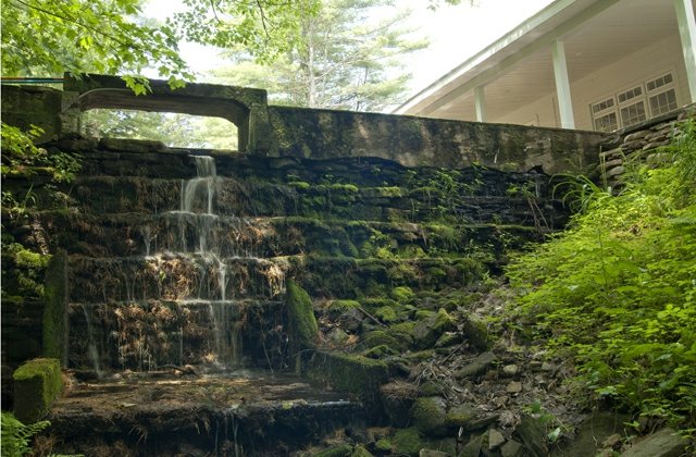 Wasserspiele Treppe Moos Bäume Stauden klassischer Stil