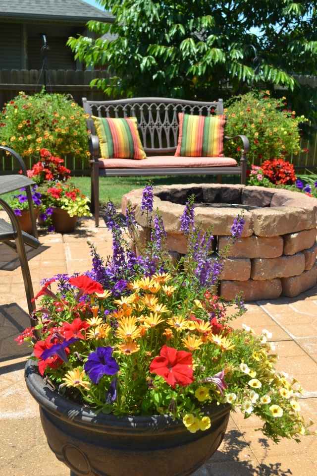 Garten Terrasse-Feuerstelle-Blumentöpfe Sitzbank mit Kissen dekorieren